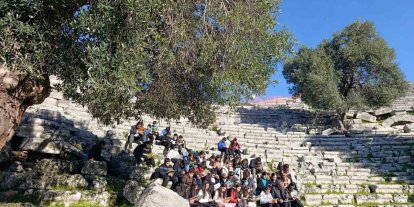 Köyceğiz Ortaokulu öğrencileri Kaunos Antik Tiyatro’da şiir okudu