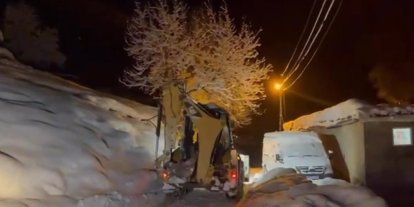 Yolu kapanan köyde ’hasta kurtarma operasyonu’