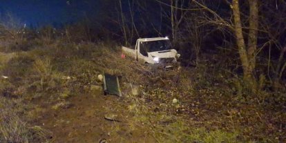 Bursa’da akıl almaz trafik kazası: Demir bariyerler araçların üzerine düştü