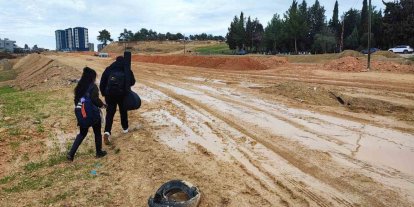 15 yıllık Çukurova Güzel Sanatlar Lisesi çamura teslim