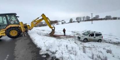 Kars’ta yoldan çıkan hafif ticari araç şarampole düştü