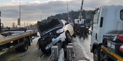 Sarıyer’de otomobil aydınlatma direğine çarptı
