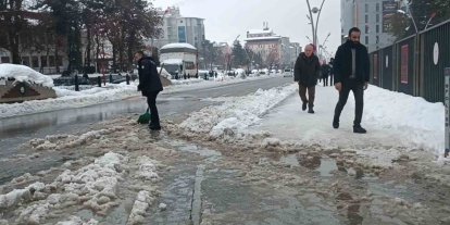 Muş’ta polisten örnek davranış: Su dolan caddeyi kürekle temizledi