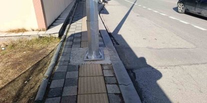 Kaldırımdaki engelli yolu üzerine direk diktiler
