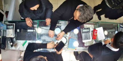 Sahte polislerin dolandırıcılık girişimini gerçek polisler bozdu