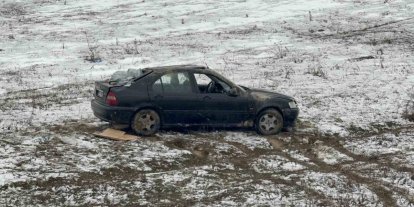 Boş araziye uçan otomobilin sürücüsü yaralandı