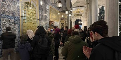 Miraç Kandili’nde vatandaşlar Eyüpsultan Camii’ne akın etti