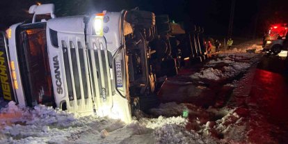 Refahiye’de hayvan yüklü tır kazası: 45 büyükbaş kurtarıldı