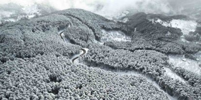 Beyaz örtüyle Uludağ’ın virajları görsel şölene dönüştü