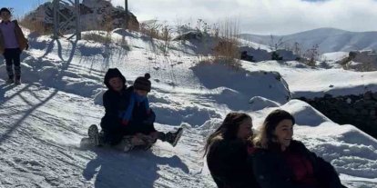 Öğretmen ve öğrencilerden kızak keyfi