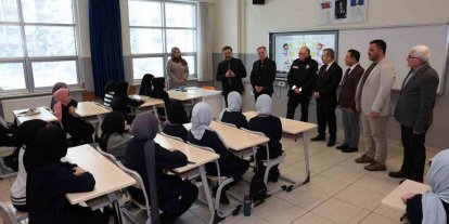 Başkan Özdoğan, öğrencilerin karne heyecanına ortak oldu