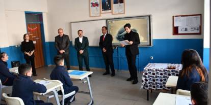 Sarıkamış Kaymakamı Enis Aslantatar öğrencilerin sevincine ortak oldu