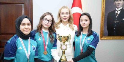 İl birincisi takım, kupayı Kaymakam Şıktaş’a götürdü