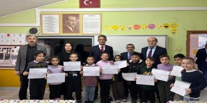 Çaycuma’da öğrenciler karnelerini kaymakam Kaya’nın elinden aldı