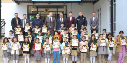 Köşk’te öğrencilerin yarıyıl karnelerini Kaymakam Taş verdi