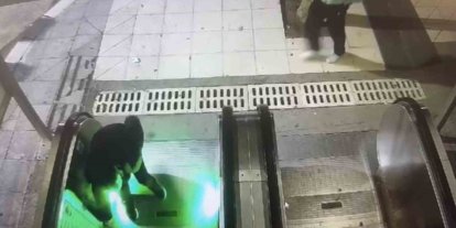 Şehir magandaları kamerada: Yürüyen merdiveni durdurup kaçtılar