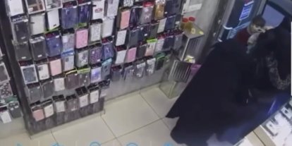 Çocuğunu ameliyat ettirmek için bozdurmaya çalıştığı altınlar çalındı, imdadına polis yetişti