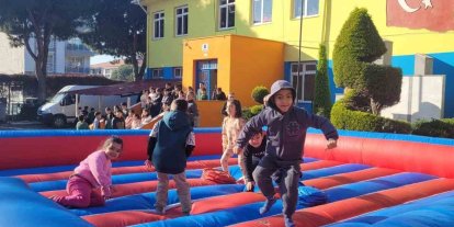 Bayındır’da karne şenliği: Okul bahçesi masal diyarına döndü