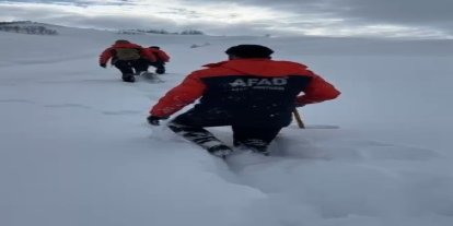 AFAD ekipleri yoğun kar altında 4 saat yürüyerek aileye ulaştı