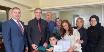 Evde eğitim alan öğrenciler karnelerini Kahraman’dan aldı