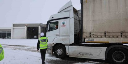 Yoğun kar yağışı ulaşımı etkiledi