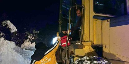 Köyde mahsur kalan çift 5 saatlik çalışma sonucu hastaneye sevk edildi