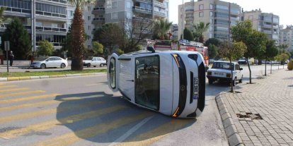 Otomobille çarpışan ticari araç yan yattı: 1 yaralı