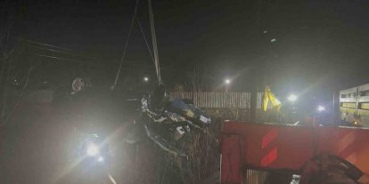 Otomobil çaya uçtu: Baba ve oğlu öldü