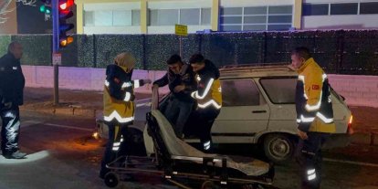 Refüje çarpan otomobilde sürücü yaralandı