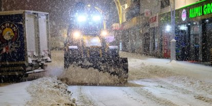 Akdağmadeni Belediyesi ekipleri kar mesaisinde