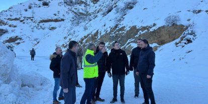 Kemaliye’de grup köy yolunda çığ meydana geldi