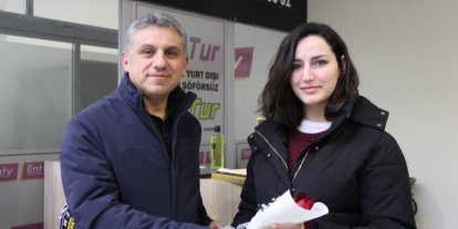 Şırnak’a atanan öğretmenlere havalimanında çiçekli karşılama