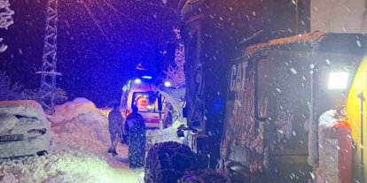 Bitlis’te rahatsızlanan vatandaş zorlu şartlarda hastaneye ulaştırıldı