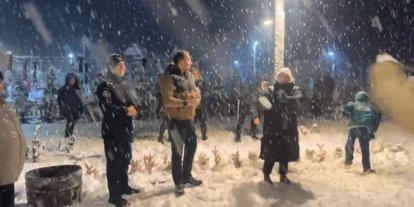 Bartın’da ilçe protokolü vatandaşlarla kartopu oynadı