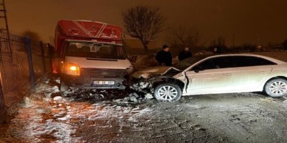Otomobil kamyonetle kafa kafaya çarpıştı: 3 yaralı