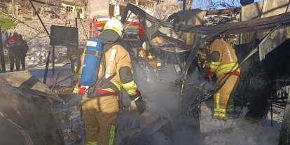 Konteyner çarşıda yangın: 3 konteyner ile 3 araç kül oldu