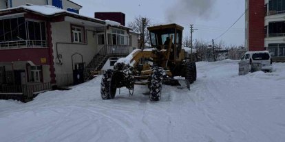 Karakoçan’da karla mücadele çalışmaları sürüyor