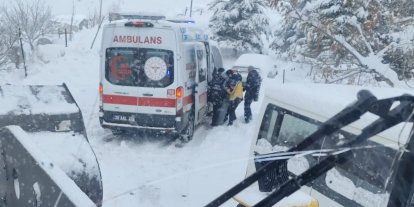 Hakkari’de yolda kalan ambulansın imdadına ekipler yetişti