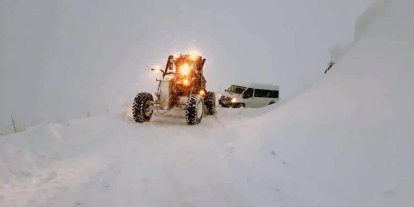 Erzincan’da kar ve tipiden 503 köy yolu ulaşıma kapandı