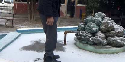 Donan süs havuzunda kimisi gezdi, kimisi ise buzu çekiçle kırmaya çalıştı