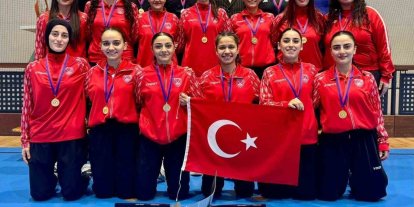 Türkiye Kadın Hokey Milli Takımı şampiyonluk kürsüsünde