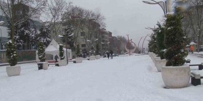 Sultangazi’de çocuklar kardan adam yaptı, karın keyfini çıkardı