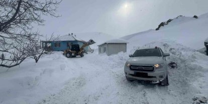 Battalgazi Belediyesi ekipleri, sağlık çalışanlarını iş makinesiyle hastaya ulaştırdı