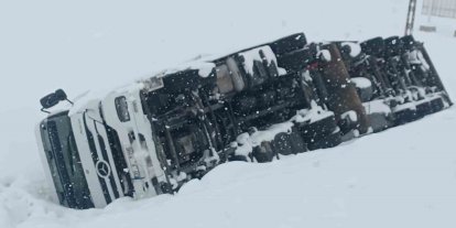 Bitlis-Tatvan yolunda maddi hasarlı tır kazası