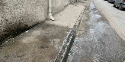 Klima suyu kaldırımı buz pistine çevirdi