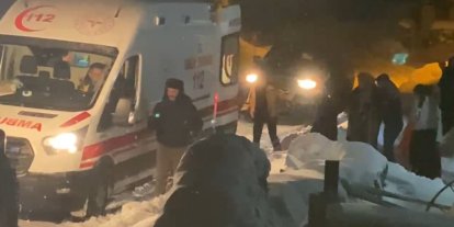 Kars’ta hasta kadın için ekipler karlı yolları aştı