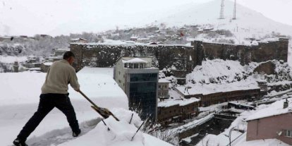 Bitlis’te çatılarda kar küreme seferberliği