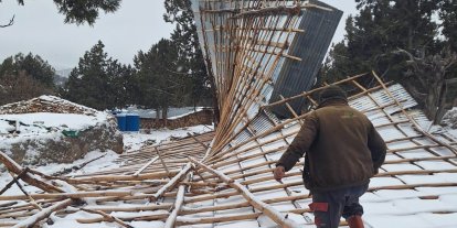 Bozkır’da şiddetli fırtına ahırın çatısını uçurdu