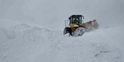 Bingöl’de karla mücadele sürüyor: Açılan bazı köy yolları tipi nedeniyle yeniden kapandı