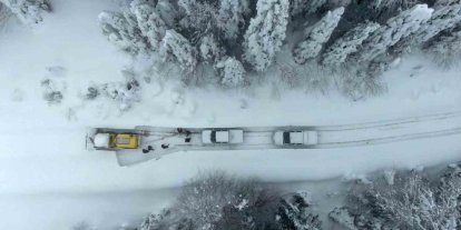 Kar altındaki köy yollarında "kar savaşçıları"ndan yoğun mesai